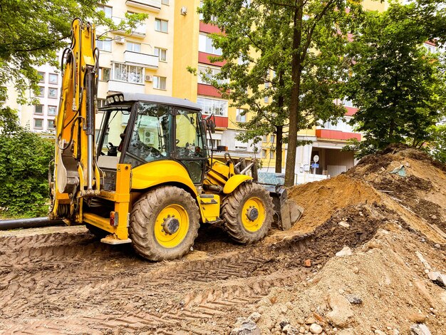 Knallgelber Bagger gräbt ein Loch in den Sand Baumaschinen zuverlässiges Fahrzeug