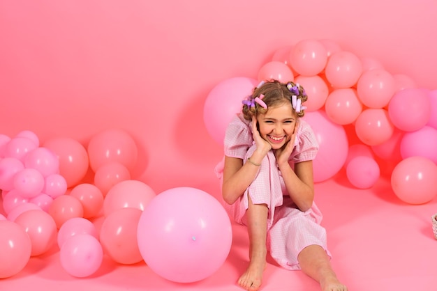 Knallige Pastelle Pyjamaparty Knallige Pastelle kleines Mädchen in rosa Luftballons