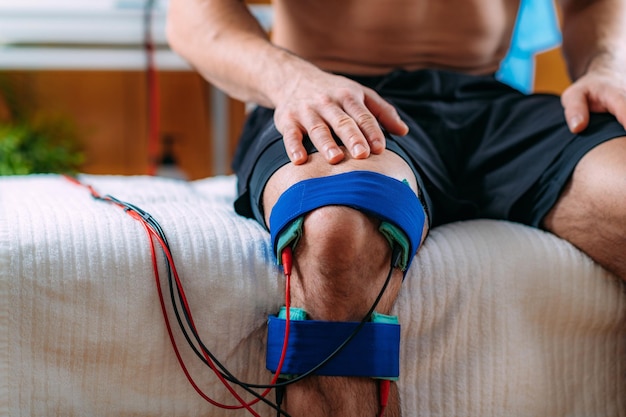 Foto knie-interferenztherapie mit elektroden-brace-pads elektrotherapie