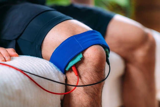 Knie-Physiotherapie mit TENS-Elektroden-Klammern-Pads Transkutane elektrische Nervenstimulation