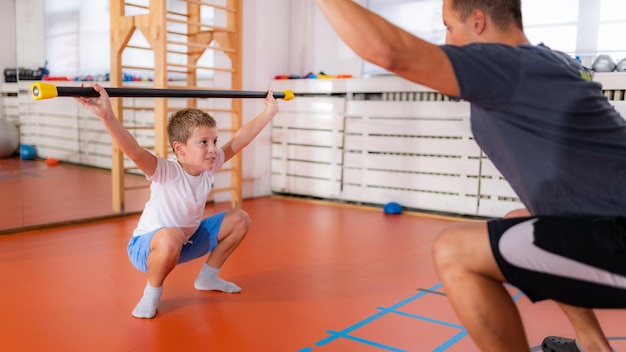 Kniebeugen mit Stange Krafttraining und Bewegung für Kinder