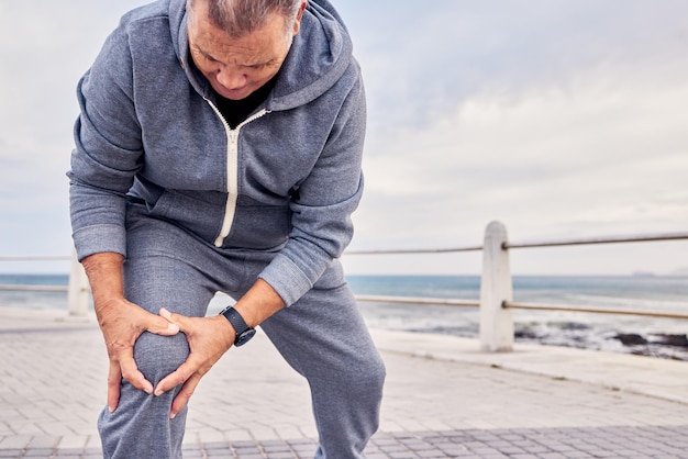 Knieverletzung, Muskel- und Männerübungen mit medizinischem Schmerz, Körpernotfall und Himmelsmodell. Ältere männliche Beine und Fitnessunfall aufgrund von Trainingsarthritis und Anatomie der Ersten Hilfe, Risiko und Gesundheit