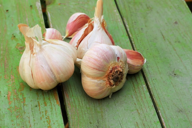 Knoblauch auf altem hölzernem