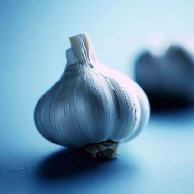 Knoblauch auf blauem Hintergrund