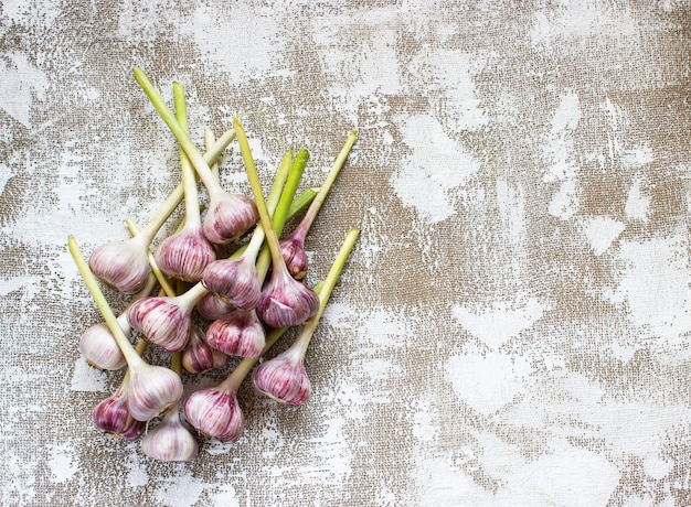 Knoblauch auf dem Tisch