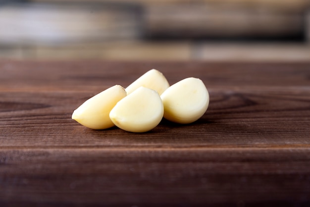 Knoblauch auf einem Holztisch. Gesunde Gewürze, gesundes Essen