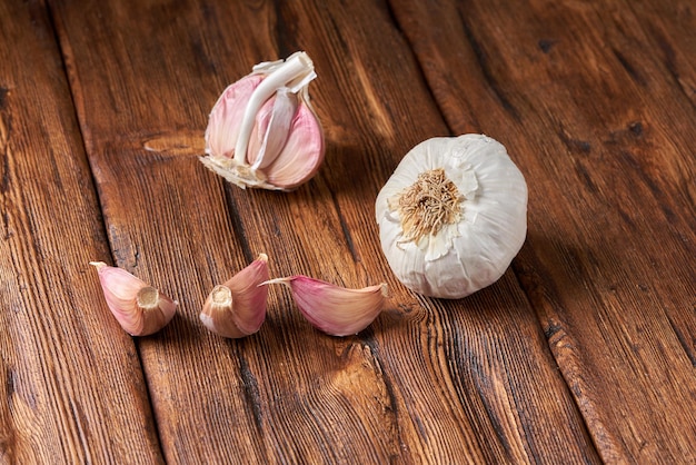 Knoblauch auf einem Holztisch