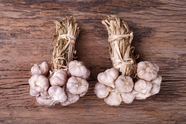 Knoblauch auf hölzernem Hintergrund