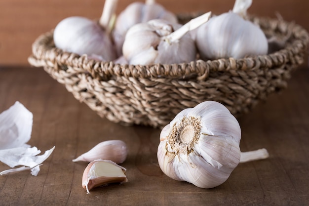 Knoblauch auf hölzernem Hintergrund