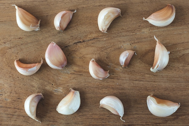 Knoblauch auf hölzernem Hintergrund