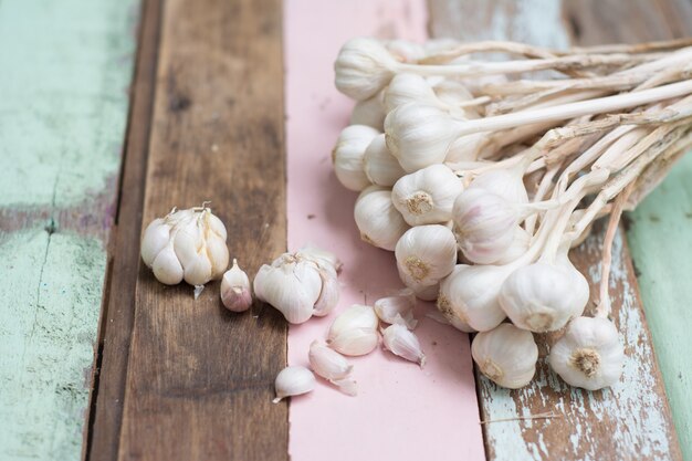 Knoblauch auf hölzernen Hintergrund