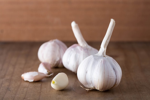 Knoblauch auf Holztisch