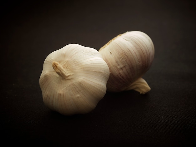 Knoblauch auf schwarzem Hintergrund