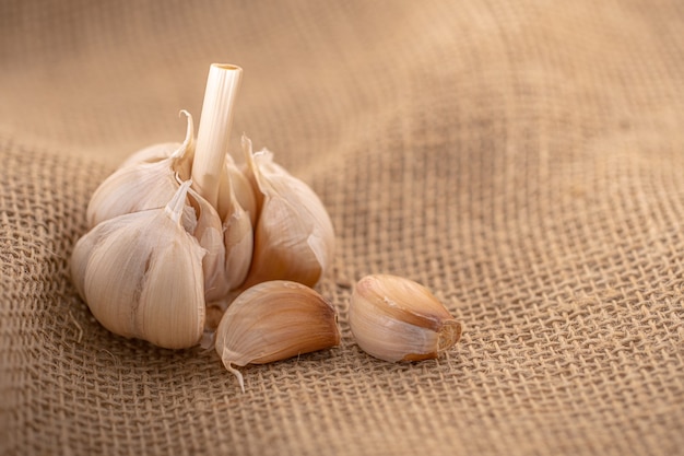 Knoblauch auf Stoffhintergrund isoliert.