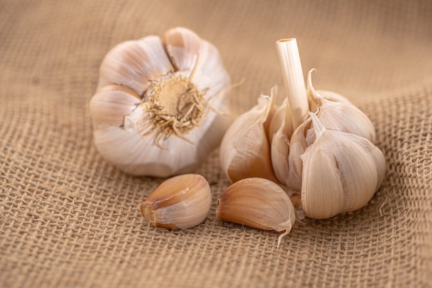 Knoblauch auf Stoffhintergrund isoliert.