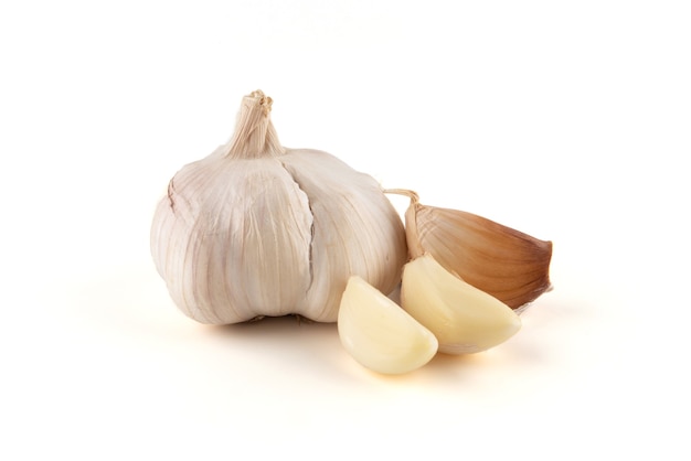 Knoblauch auf weißem Grund, Knoblauch ist eine Heilpflanze und eine Art Gewürz.