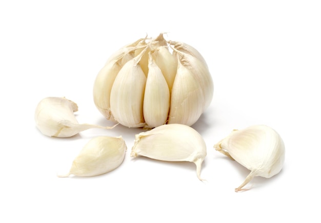 Knoblauch auf weißem Hintergrund