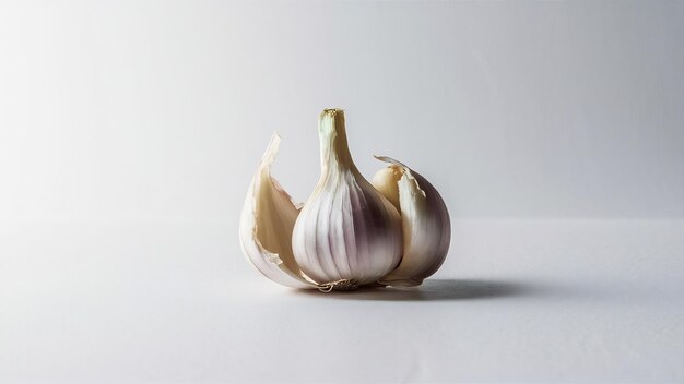 Knoblauch auf weißem Hintergrund