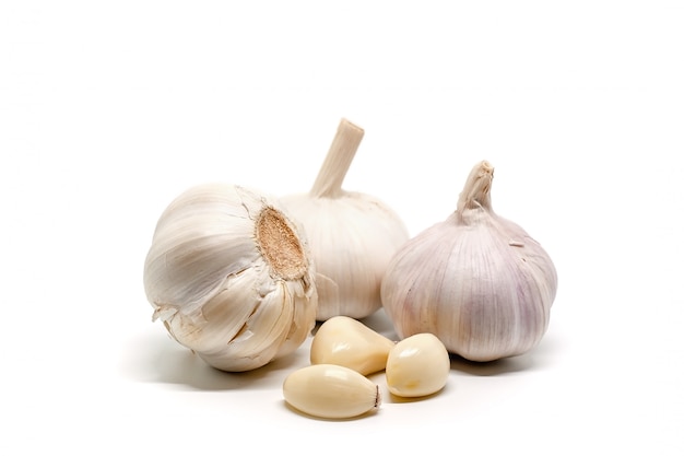 Foto knoblauch auf weißem hintergrund