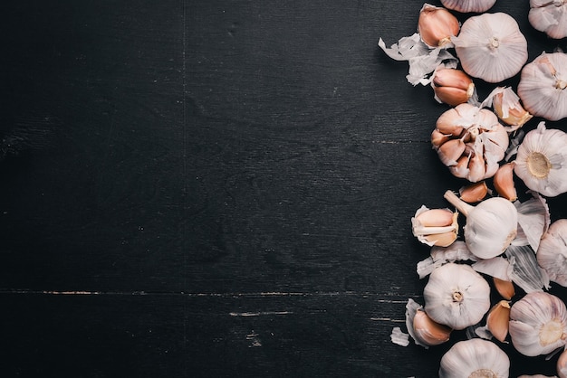 Knoblauch Ein Satz frischer Knoblauch auf dem hölzernen Hintergrund der Brust Draufsicht Kopieren Sie Platz