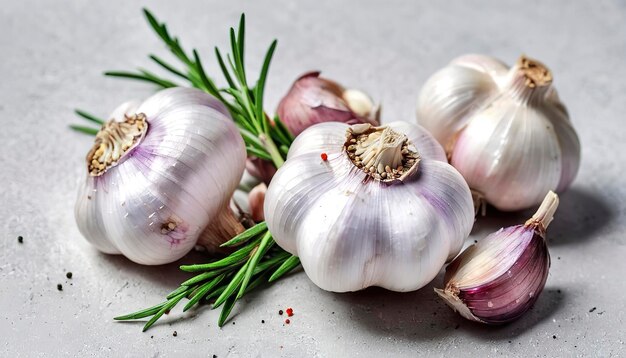 Knoblauch Frischer Knoblauer mit Rosmarin und Pfeffer auf weißer Betonplatte