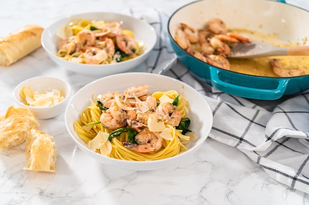 Foto knoblauch, garnelenpasta mit spinat