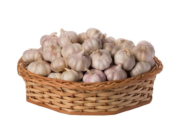 Knoblauch im Weidenkorb auf weißem Hintergrund