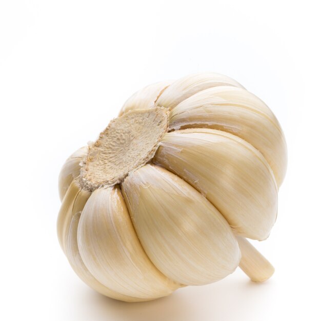 Knoblauch isoliert auf dem Weiß isoliert