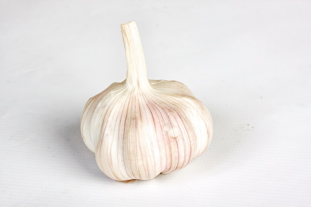 Knoblauch isoliert auf weißem Hintergrund