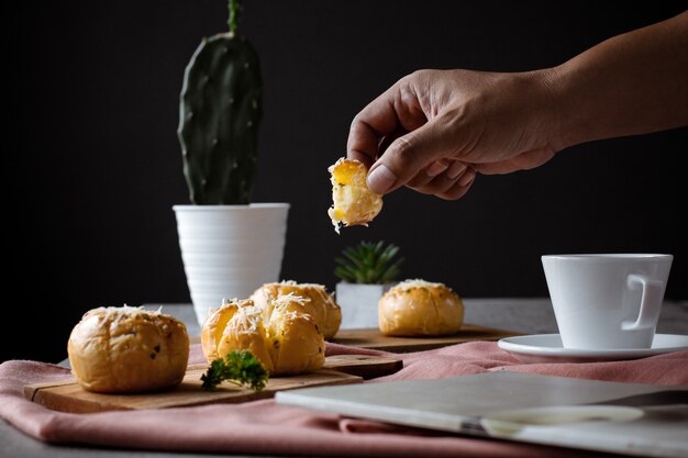 Knoblauch-Käse-Brot Yugjjog Maneulppang ist ein beliebtes koreanisches Street Food, das auf dem Tisch serviert wird