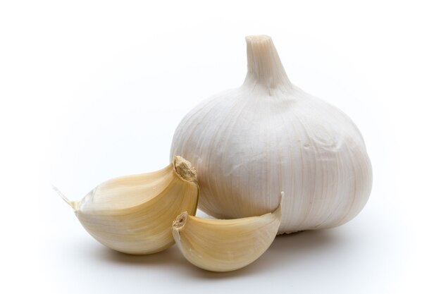 Knoblauch lokalisiert auf dem Hintergrund.