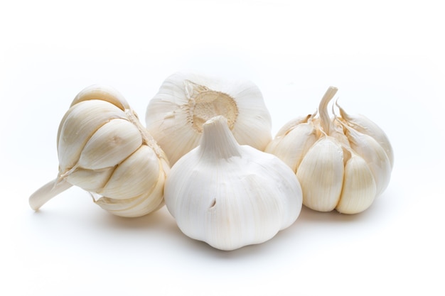 Knoblauch lokalisiert auf dem weißen Hintergrund