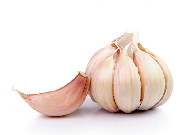 Knoblauch lokalisiert auf weißem Hintergrund