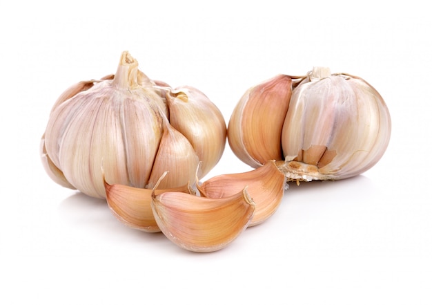 Knoblauch lokalisiert auf weißem Hintergrund