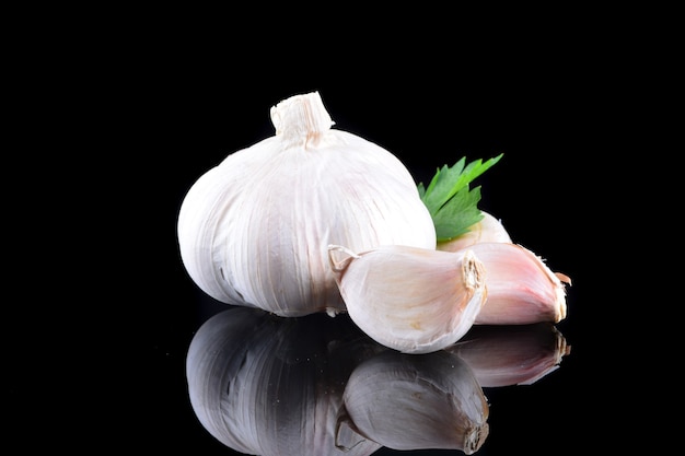 Knoblauch mit Reflexion auf schwarzem Hintergrund