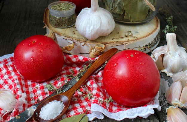 Knoblauch Tomaten Holz