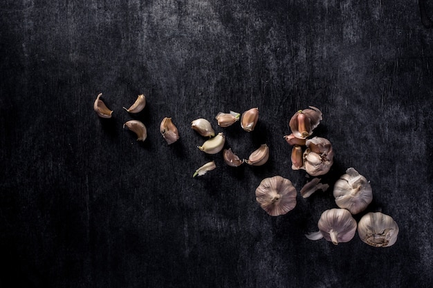 Knoblauch über dunklem Hintergrund