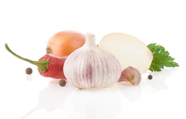 Knoblauch und Gemüse mit Lebensmittelgewürzen isoliert