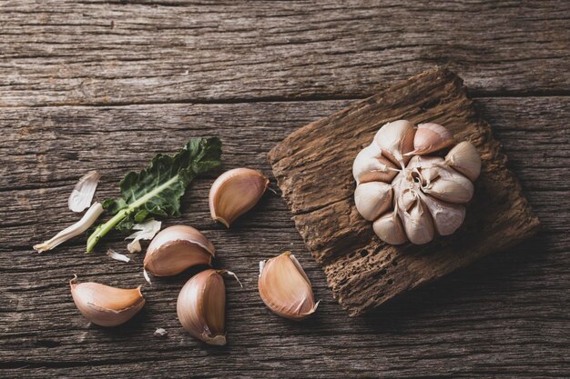 Knoblauch und Knoblauchpulver auf altem Holz Nahaufnahme Bild