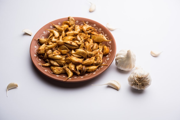 Knoblauchbraten oder Tala Hua Lahsun in Hindi, ist eine beliebte Beilage oder Snacks aus Maharashtra, Indien