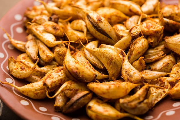 Knoblauchbraten oder Tala Hua Lahsun in Hindi, ist eine beliebte Beilage oder Snacks aus Maharashtra, Indien