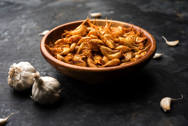 Knoblauchbraten oder Tala Hua Lahsun in Hindi, ist eine beliebte Beilage oder Snacks aus Maharashtra, Indien