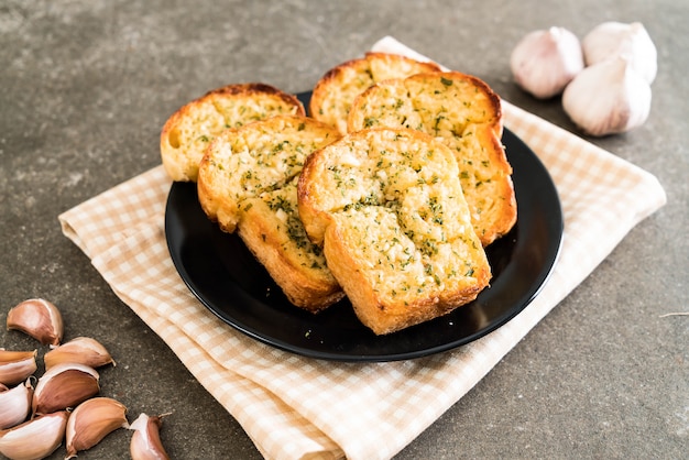 Knoblauchbrot auf Teller