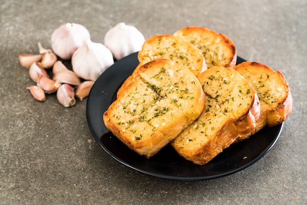 Knoblauchbrot auf Teller