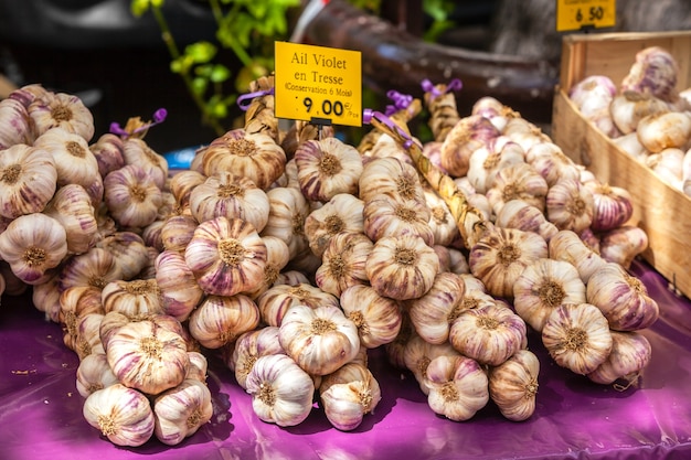 Knoblauchbündel in einem französischen Bauernmarkt. Aufnahme mit selektivem Fokus