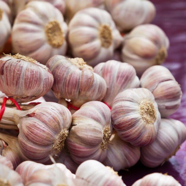 Knoblauchbüschel auf einem Markt