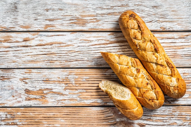 Knoblauchbutterbrot gebackenes Baguette mit Kräutern Weißer Hintergrund Ansicht von oben Kopieren Sie Platz