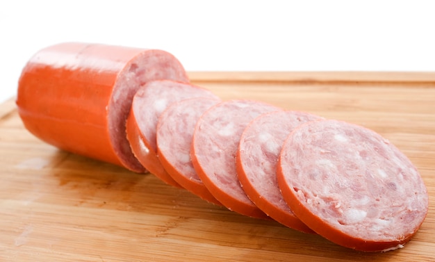 Knoblauchwurst auf Schneidebrett