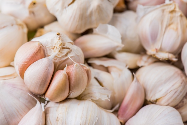 Knoblauchzehen und -zwiebel zum Kochen von Speisen in der Küche