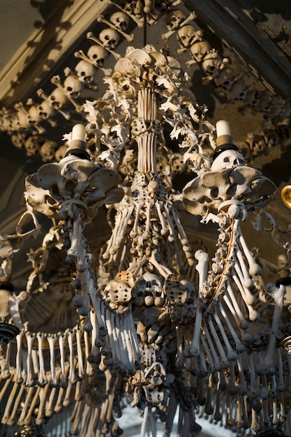 Foto knochen im beinhaus von sedlec, kutna hora, tschechien, bestehend hauptsächlich aus schädeln und beinknochen 22. dezember 2019